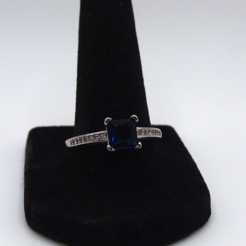 Brilliant Ladies Sapphire Blue Princess Cut 1.00ctw Ring - Picture 2 of 10